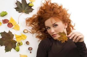 cheveux roux et feuille d'automne photo