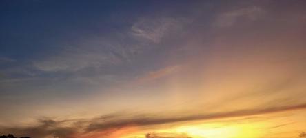 coucher de soleil coloré dans la ville intérieure avec vue sur le paysage urbain du brésil photo