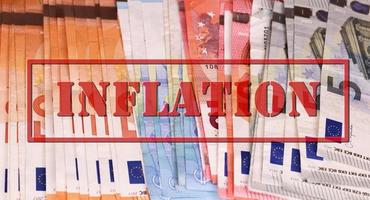 un timbre avec le lettrage rouge inflation sur de nombreux billets en euros - concept de crise financière en allemagne et en europe. photo