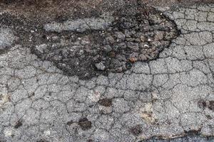 surfaces asphaltées de différentes rues et routes avec des fissures dans une vue rapprochée photo