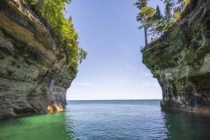 rochers de pierre colorés au bord d'un lac en été photo