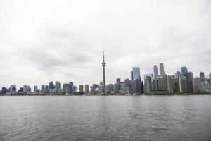 vue sur l'horizon de toronto ontario à travers l'eau photo