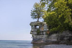 rochers de pierre colorés au bord d'un lac en été photo