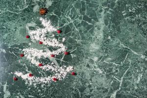 arbre de noël avec la farine, les baies et les épices d'étoile d'anis comme décoration - pâtisserie maison photo