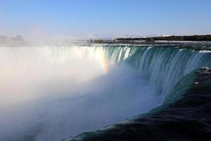 chutes canadiennes sur la rivière niagara un jour de pluie d'automne. photo