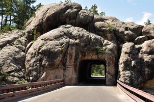 tunnel du véhicule à travers la roche de granit dans le dakota du sud photo