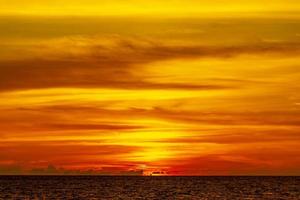 magnifique coucher de soleil coloré et doré sur l'île de phuket en thaïlande. photo