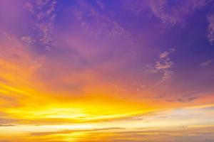 magnifique coucher de soleil coloré et doré sur l'île de phuket en thaïlande. photo