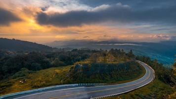 beau paysage de doi inthanon au soleil du matin. beau paysage de doi inthanon, chiang mai thaïlande. photo