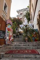 belles décorations d'art sur les marches au milieu de vieux bâtiments dans la ville côtière photo