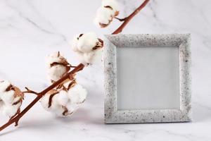 cadre photo maquette texture marbre, fleur de coton