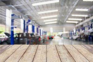 dessus de table en bois avec fond de garage flou photo