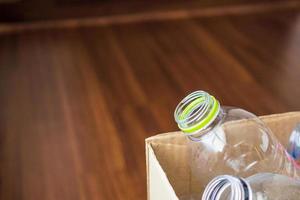 bouteilles en plastique dans le concept de réutilisation de boîte de papier de recyclage