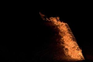 flammes orange sur fond noir photo