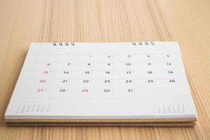 page de calendrier sur fond de table en bois photo