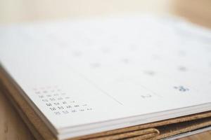 page de calendrier sur fond de table en bois photo