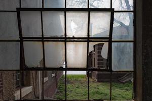 fenêtres brisées dans les chambres intérieures de l'hôpital psychiatrique abandonné d'ellis island photo