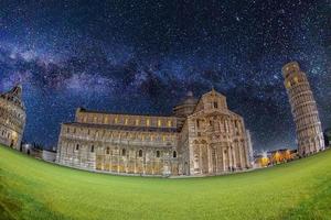 pise tour penchée nuit étoilé insolite vue photo