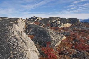 roche nue et couleurs d'automne dans l'arctique photo