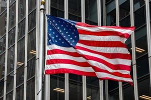 drapeau usa dans le bâtiment de la tour d'atout de new york photo