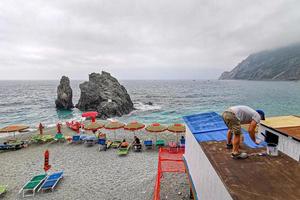 monterosso al mare, italie - 8 juin 2019 - le village pittoresque de cinque terre italie regorge de touristes photo