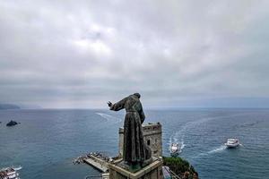 monterosso al mare, italie - 8 juin 2019 - le village pittoresque de cinque terre italie regorge de touristes photo