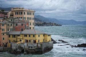 tempête de mer sur genova village pittoresque de la boccadasse photo