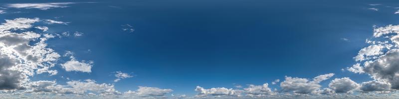 panorama hdri du ciel bleu harmonieux vue d'angle à 360 degrés avec zénith et beaux nuages à utiliser dans les graphiques 3d comme remplacement du ciel et dôme du ciel ou modification de la prise de vue du drone photo