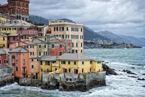 tempête de mer sur genova village pittoresque de la boccadasse photo