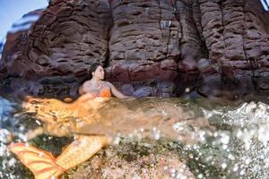 sirène nageant sous l'eau dans la mer d'un bleu profond photo