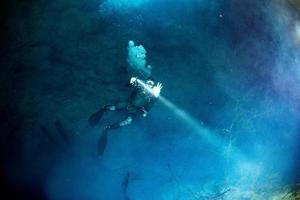 cenotes grotte plongée dans la fosse photo