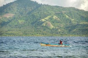 Bunaken, Indonésie - 5 avril 2014 - bateau de pêche retournant au village de pêcheurs photo