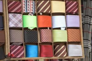 Cravate en soie de fabrication italienne exposée photo