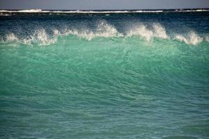 vagues de l'océan pacifique sur le rivage à hawaii photo