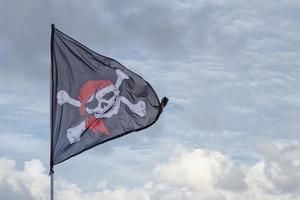 agitant le drapeau pirate jolly roger photo