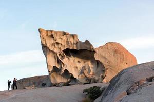rochers remarquables dans le sud de l'île kangourou au coucher du soleil photo