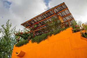 maison mexicaine mur peint et détail du toit photo