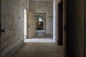 chambres intérieures abandonnées de l'hôpital psychiatrique photo