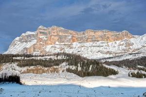 dolomites immense vue panoramique en hiver monte croce photo