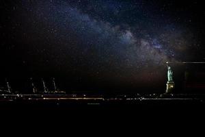effet de déplacement sur la statue de la liberté de new york la nuit étoilée