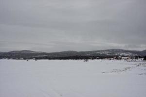 lac gelé de laponie en hiver photo