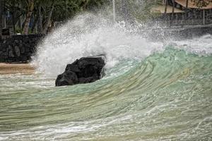 vagues de la mer du port de kona dans la grande île d'hawaï photo