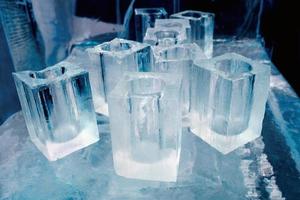 blocs de glace verres dans un bar pub de l'hôtel de glace photo