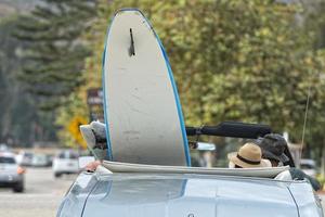 Planche de surf dans une voiture d'époque en Californie photo