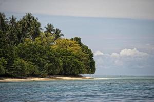 île paradisiaque tropicale turquoise de siladen photo