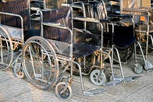 gros plan et récolte de fauteuil roulant à l'hôpital. photo