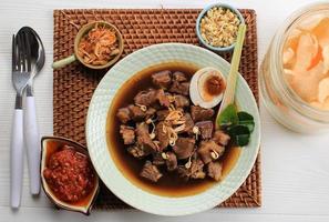 rawon. soupe noire de boeuf indonésienne traditionnelle culinaire photo