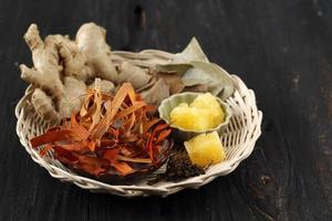 ingrédients wedang uwuh, boisson traditionnelle à base de plantes de yogyakarta, indonésie. il est fabriqué à partir de feuilles de clou de girofle, de noix de muscade, de cannelle, de gingembre, de kayu secang et de sucre candi. photo