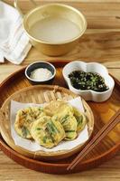 pancakes coréens faits maison à la ciboulette et à l'échalote pajeon avec trempette et graines de sésame photo