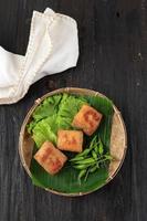 vue de dessus tahu bacem, tofu mijoté sucré et salé avec sauce soja sucrée. servi avec piment vert